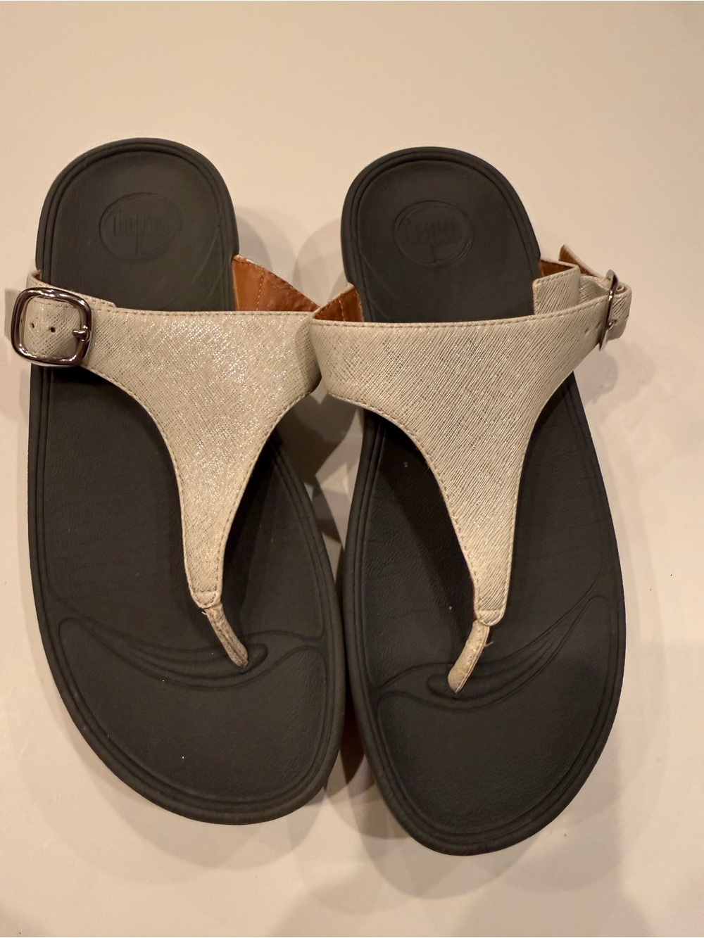FitFlop Silver Metallic Thong Sandals Women’s Size 7 Adjustable Buckle